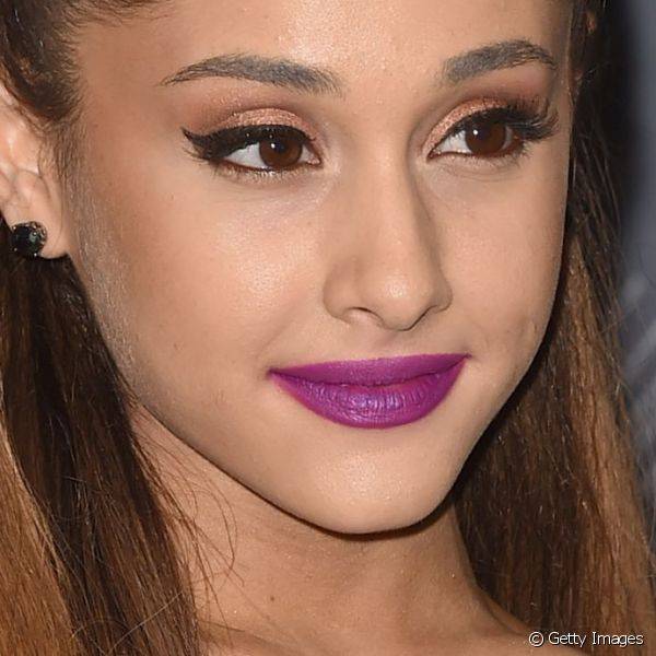 Ariana Grande usou seu famoso tra?o de delineado gatinho e um batom roxo para comparecer a um evento da MTV, em 2014
